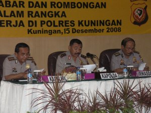Kapolda Jabar Irjen Pol Drs. Timur Pradopo didampingi Kapolwil Cirebon dan Irwasda Polda Jabar